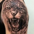 Tatuaje en el brazo,
cara de jaguar amenazante