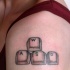 Tatuaje en el hombro,
 cuatro botones del teclado