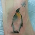bel re pinguino tatuaggio con fiocco di neve su piede