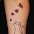 Tatuaggio sulla gamba il gattino & le coccinelle