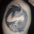 Tatuaje en el brazo, yin yang peces koi