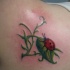 Tatuaje en el hombro, mariquita en la hoja