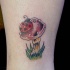 Tatuaggio bello la coccinella sul fungo rosso