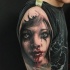 Tatuaje en el brazo, chica que llora con la boca en sangre