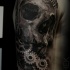 Tatuaggio a mezza manica in grande stile 3D con teschio disegnato da Eliot Kohek