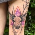 Tatuaggio grande e colorato della coscia con testa di cervo con triangolo