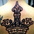 Tatuaje en la espalda,
corona alta negra