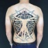 Tatuaggio posteriore in grande stile blackwork di uomo vitruviano combinato con figure geometriche e occhio