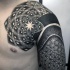 Tatuaggio alla spalla e al braccio superiore di grande stile blackwork