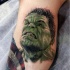 Großes detailliertes farbiges Bein Tattoo mit wütendem Hulk Porträt