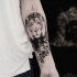 Tatuaje de antebrazo estilo punto grande de gran cabeza de león con flores
