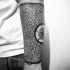 Tatuaje de brazo de tinta negra geométrica grande de ornamentos idénticos combinados con círculo con flor