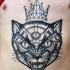 Tatuagem de barriga de estilo linework grande de gato demoníaco com coroa