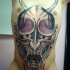 Tatuaje en el torso de una cara de demonio