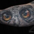 Großes in Realismusart gefärbtes Bizeps Tattoo mit Eulengesicht