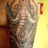 Tatuaje en el brazo, mamut fuerte estupendo