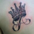 Tatuaje en el hombro,
corona en letra a