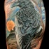 Tatuaje en el hombro,
cuervo super realista detallado
