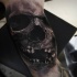 Tatuaje de bíceps detallado realista pintado por Eliot Kohek de calavera