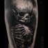 Tatuaje detallado realista del esqueleto alienígena de Eliot Kohek