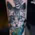 Realista bonito pintado pintado por Joanna Swirska Gato tatuaje estilizado con hojas