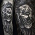 Tatuagem de braço de tinta preta estilo Linework de leão rugindo com coroa