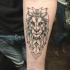 Lineart estilo tinta preta antebraço tatuagem de cabeça de leão