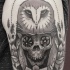 Linework estilo tinta preta braço tatuagem de coruja estilizada com crânio por Dino Nemec