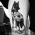 Linework estilo lobo em forma de tinta preta tatuagem estilizada com montanhas da noite