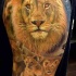 Tatuaggio colorato sul braccio la famiglia dei leoni