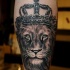 Tatuaje en la pierna, león con corona