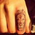 Tatuaggio sul dito la faccia di leone