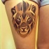 Tatuaje en la pierna, león estilizado