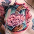 Tatuaje en el pecho,  cerebro humano con notas musicales, idea preciosa, dibujo multicolor