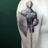 piccolo astratto stile nero e bianco cavaliere medievale tatuaggio  su spalla