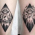 Tatuaje en la pierna, dibujo simple con  nave extraterrestre que roba al hombre