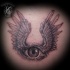 Tatuaje en la espalda, ojo fantástico con alas