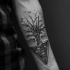 Tatuaje en el antebrazo, árbol fantástico con ojo en triángulo
