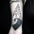Tatuaje en el antebrazo, punta de flecha con ornamento, colores negro blanco
