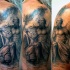 Tatuaje en el brazo,
estatua de Poseidón y olas