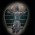 Tatuaje en el brazo, boxeador que ora, colores negro blanco