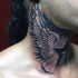 Tatuaje en el cuello, alas blancas de ave y estralla estilizada