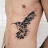 Tatuaje de cuervo abstracto  en el costado