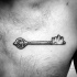 Tatuaje en el pecho, 
llave único antiguo, tinta  negra