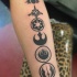 Tatuaje en el antebrazo,
emblemas diferentes de la guerra de las galaxias