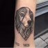 Tatuaje en el brazo,
perro interesante estilizado y fecha