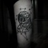 Tatuaje en el muslo, 
astronauta abstracto único con constelación