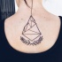 Tatuaje en la espalda alta,  figura geométrica con corona de laurel