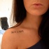 Tatuaje en el hombro, fecha conmemorativa de números romanos