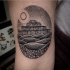 Tatuaje en el brazo, embarcadero de mar y luna llena